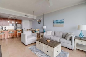 Condo, nhiều giường, sân hiên, quang cảnh biển (Ocean Club 0307) | Khu phòng khách