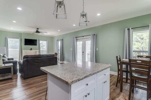 House, Multiple Beds, Patio, Garden View (Turtle's Cajun Bogg) | Interior - The Turtle's Cajun Bogg (Bay St Louis)