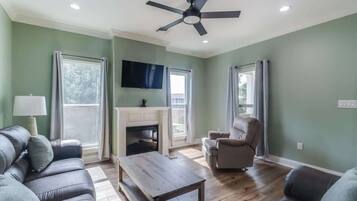 House, Multiple Beds, Patio, Garden View (Turtle's Cajun Bogg) | Living area