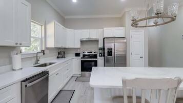 Rumah, Beberapa Tempat Tidur, perapian, pemandangan kebun (Sandy Oaks) | Dapur pribadi