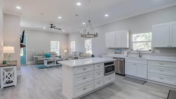 Rumah, Beberapa Tempat Tidur, perapian, pemandangan kebun (Sandy Oaks) | Interior