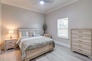 House, Multiple Beds, Fireplace, Garden View (Sandy Oaks) - Under the Canopy at The Shaded Oak (Gulfport)