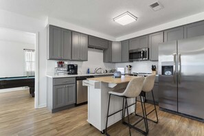 Private kitchen - Chasing the Sun at Coastal Horizon (Long Beach)