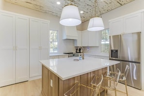 House, Multiple Beds, Patio, Garden View (Chelle's in Bay) | Private kitchen - Chelle's in Bay St. Louis (Bay St Louis)