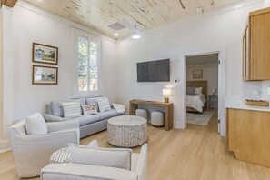 House, Multiple Beds, Patio, Garden View (Chelle's in Bay) | Living area - Chelle's in Bay St. Louis (Bay St Louis)