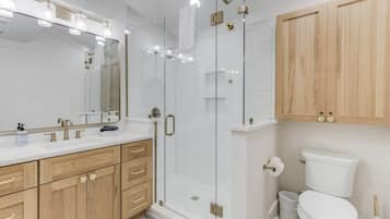 House, Multiple Beds, Patio, Garden View (Chelle's in Bay) | Bathroom