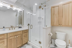 House, Multiple Beds, Patio, Garden View (Chelle's in Bay) | Bathroom - Chelle's in Bay St. Louis (Bay St Louis)