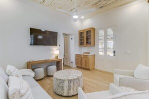 House, Multiple Beds, Patio, Garden View (Chelle's in Bay) | Living area - Chelle's in Bay St. Louis (Bay St Louis)