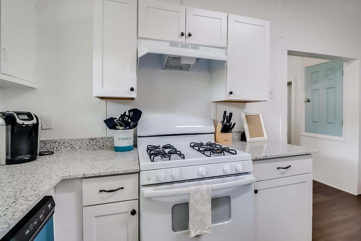 House, 2 Queen Beds, Kitchen, Garden View (Old Town Haven) | Private kitchen