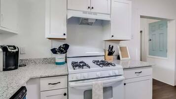 House, 2 Queen Beds, Kitchen, Garden View (Old Town Haven) | Private kitchen