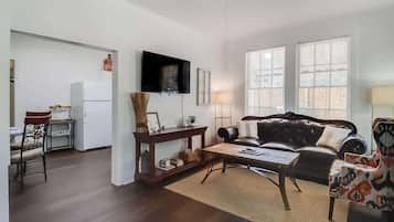 Ferienhaus, 2 Queen-Betten, Küche, Gartenblick (Old Town Haven) | Wohnbereich