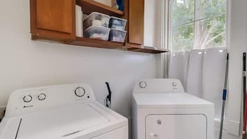 House, 2 Queen Beds, Kitchen, Garden View (Old Town Haven) | Interior