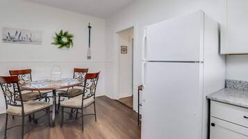 House, 2 Katil Ratu (Queen), Kitchen, Garden View (Old Town Haven) | Tempat makan