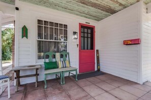 Terrace/patio - Miazza Cottage in Gulfport (Gulfport)