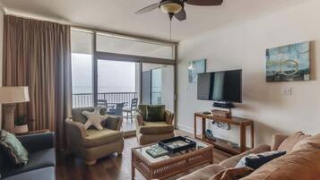 Condo, Multiple Beds, Pool Access, Ocean View (Sea Breeze 0607) | Living area