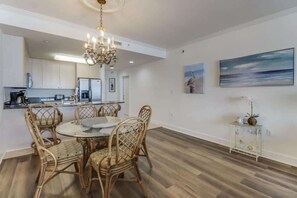 Condo, nhiều giường, có thể sử dụng hồ bơi, quang cảnh biển (Sea Breeze 0607) | Khu ăn uống
