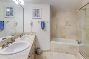 Appart'hôtel, plusieurs lits, accès piscine, vue océan (Sea Breeze 0607) | Salle de bain
