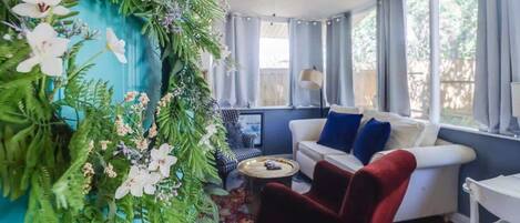 Cottage, 1 Queen Bed, Kitchen, Garden View (Bon Bateau Cottage) | Living area
