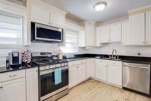 House, Multiple Beds, Fireplace, Garden View (The Magnolia Retreat) | Private kitchen - The Magnolia Retreat (Gulfport)