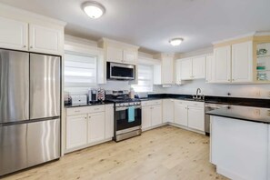 House, Multiple Beds, Fireplace, Garden View (The Magnolia Retreat) | Private kitchen - The Magnolia Retreat (Gulfport)