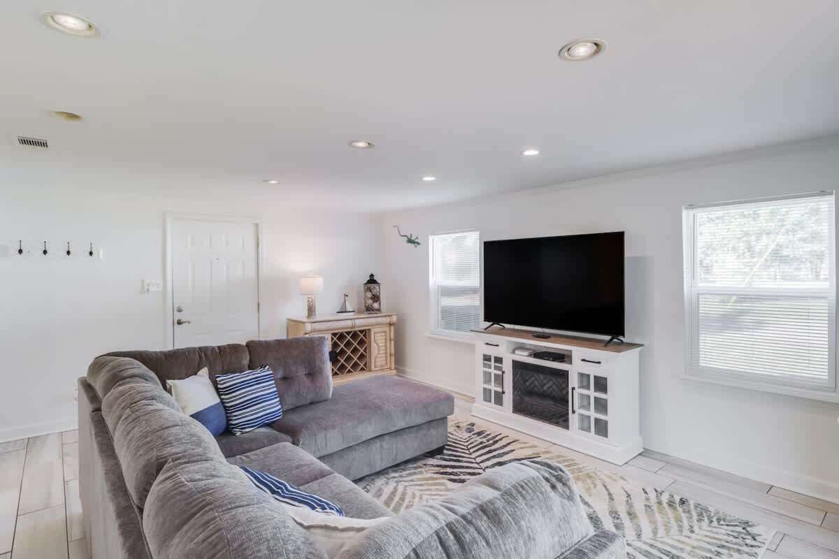 House, Multiple Beds, Fireplace, Garden View (The Magnolia Retreat) | Living area