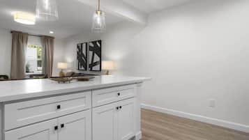 Condo, 2 giường cỡ queen, bếp, quang cảnh hồ bơi (Seabreeze Bungalow) | Nội thất