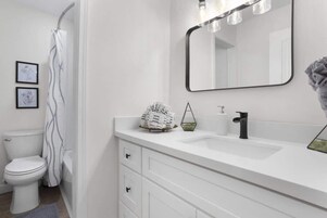 Condo, 2 Queen Beds, Kitchen, Pool View (Seabreeze Bungalow) | Bathroom