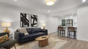 Condo, 2 Queen Beds, Kitchen, Pool View (Seabreeze Bungalow) | Living area