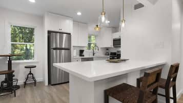 Condo, 2 giường cỡ queen, bếp, quang cảnh hồ bơi (Seabreeze Bungalow) | Bếp riêng
