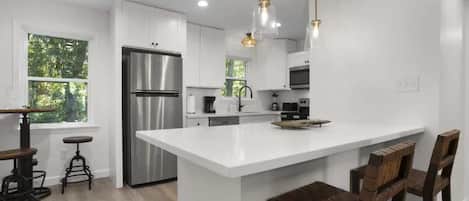 Condo, 2 camas Queen size, cocina, vista a la alberca (Seabreeze Bungalow) | Cocina privada
