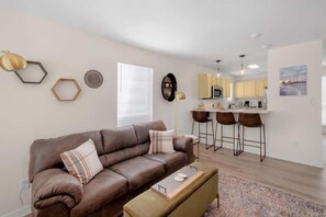 Ferienhaus, 2 Queen-Betten, Terrasse, Gartenblick (Benachi B) | Wohnbereich