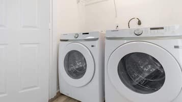 House, 2 Queen Beds, Kitchen, Garden View (Benachi A) | Laundry