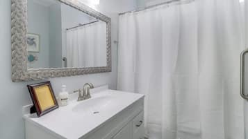 Maison, plusieurs lits, cuisine, vue jardin (The Lucky Sands) | Salle de bain