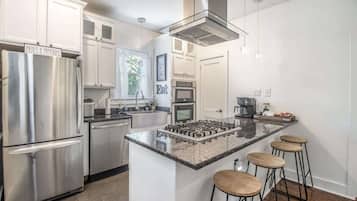 Rumah, Beberapa Tempat Tidur, dapur, pemandangan kebun (Cottage on Broadmoor) | Dapur pribadi