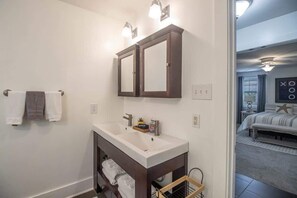 Nhà, nhiều giường, bếp, quang cảnh vườn (Cottage on Broadmoor) | Phòng tắm