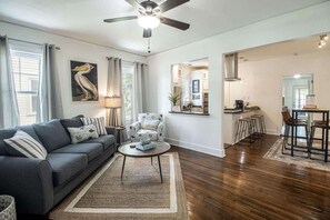 บ้านพัก, หลายเตียง, ห้องครัว, วิวสวน (Cottage on Broadmoor) | บริเวณนั่งเล่น