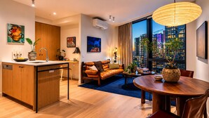 Eine moderne Wohnung mit Küche, Essbereich und Wohnzimmer.