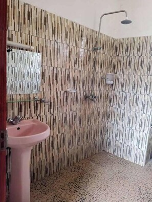 Habitación individual estándar | Baño | Ducha, zapatillas, toallas y jabón