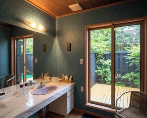Baignoire et douche séparées, articles de toilette gratuits