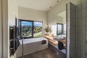 Haartrockner, Handtücher, Seife, Toilettenpapier