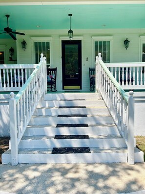 Exterior detail - Eleanor Oaks by the Beach -Large Front Porch and Courtyard /5min Beach walk (Waveland)