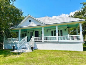 Exterior - Eleanor Oaks by the Beach -Large Front Porch and Courtyard /5min Beach walk (Waveland)