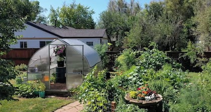 Quiet Garden Retreat Near Old Town