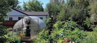 Quiet Garden Retreat Near Old Town