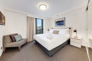 Een strijkplank/strijkijzer, wifi, beddengoed
