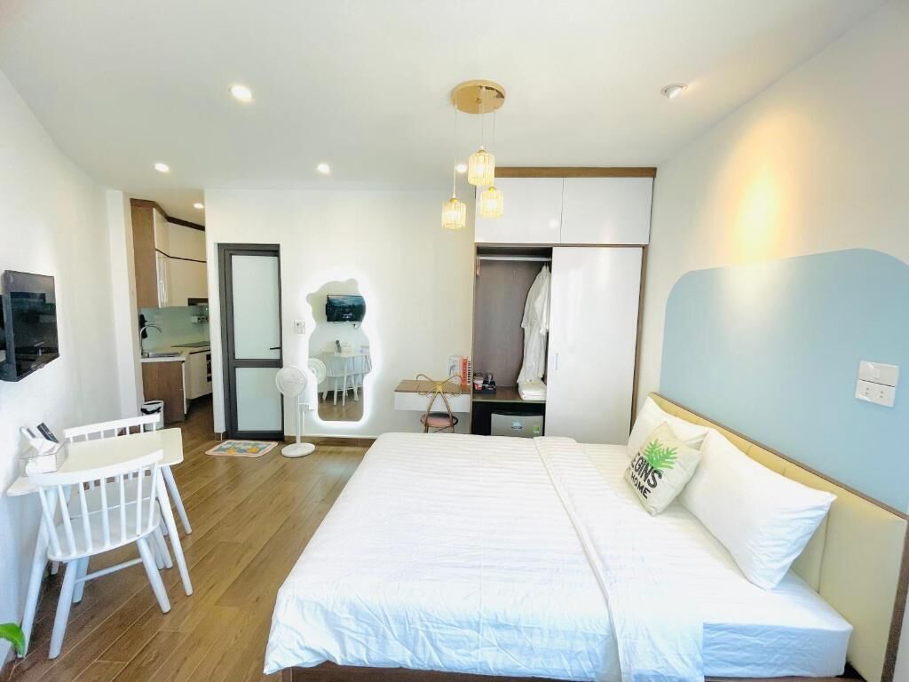 Superior Studio, Partial Lake View