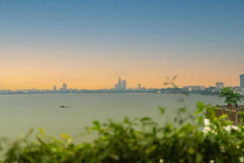 Vista para a frente marítima com o horizonte da cidade ao fundo.