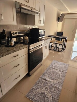 Private kitchen - Cozy 1-bedroom apartment in Portmore with AC (Portmore)