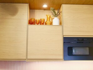 Réfrigérateur, four à micro-ondes, surface de cuisson, cafetière-théière
