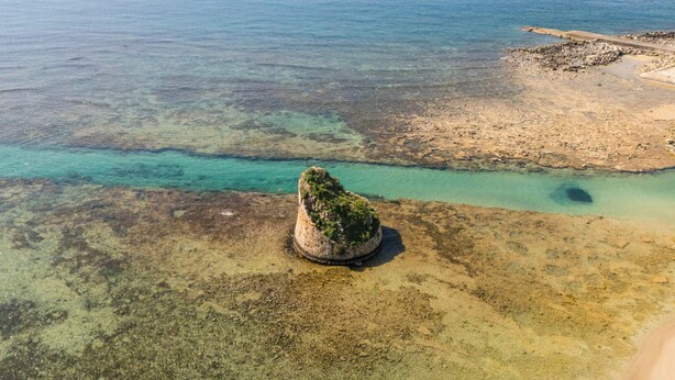 A coastal landscape with clear waters, a rocky outcrop, and a sandy beach. - Buena Vista - Sea Oasis Residence (Salve)